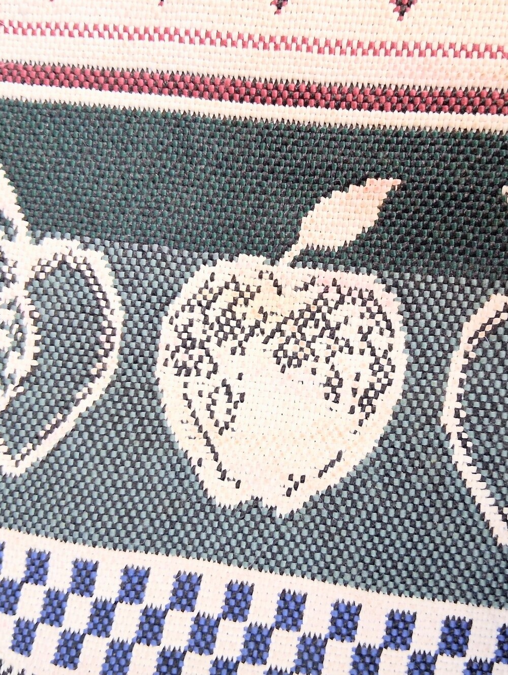 Charming Set of 4 12 X 20 "Apples + Hearts" Farmhouse Table Placemats - Picture 8 of 11